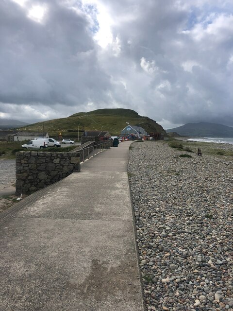 Promenade at Dinas Dinlle © Eirian Evans cc-by-sa/2.0 :: Geograph ...