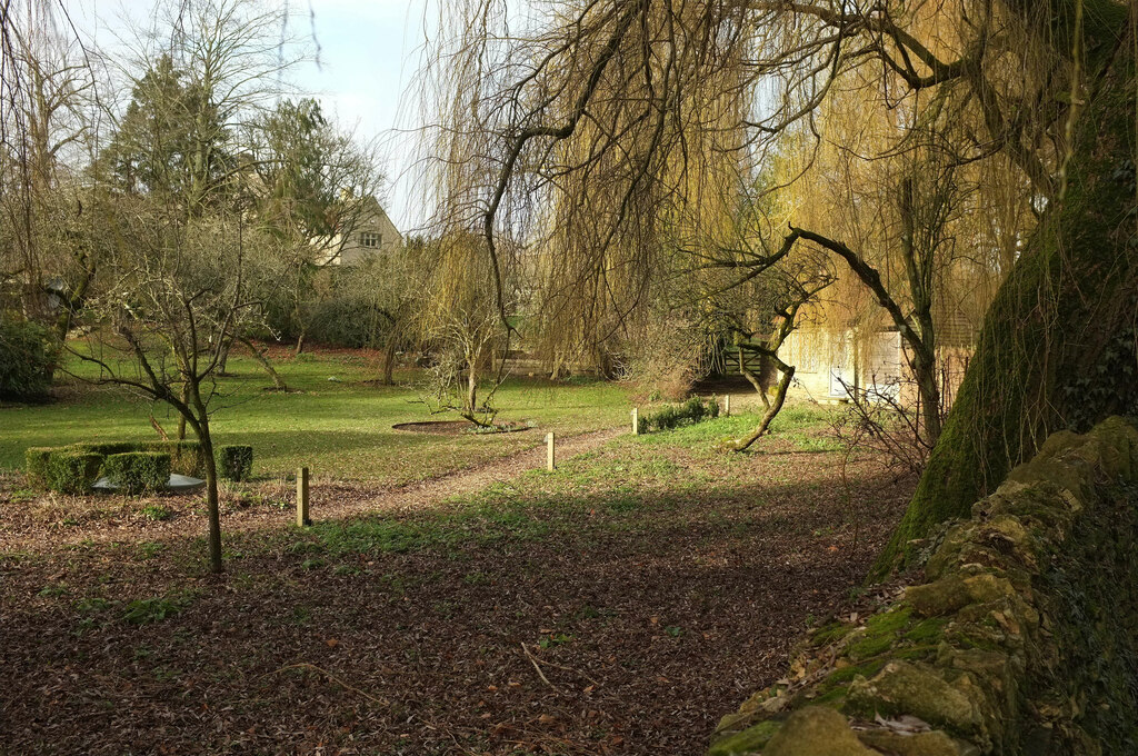 Swinbrook © Derek Harper cc-by-sa/2.0 :: Geograph Britain and Ireland