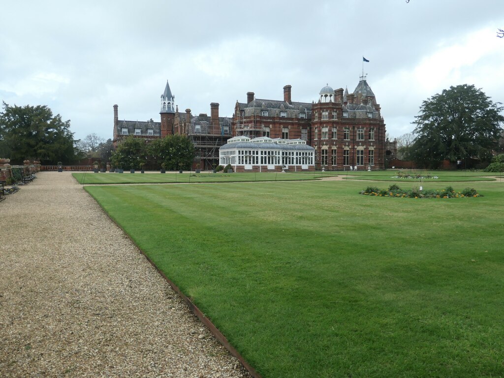 Elvetham Hall, from the south-east © Christine Johnstone cc-by-sa/2.0 ...