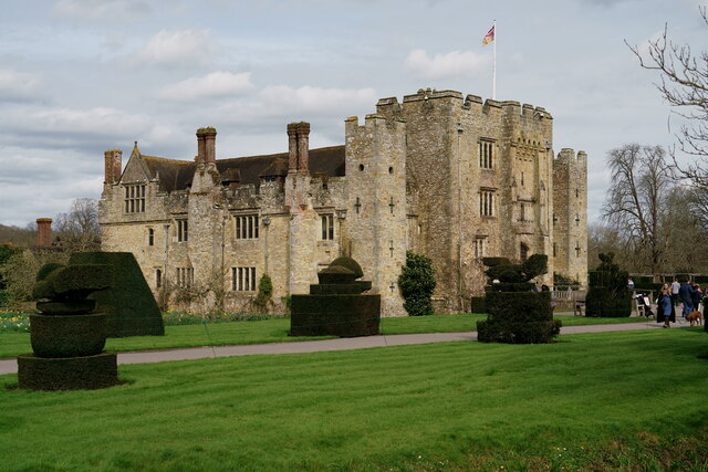 Hever Castle © Peter Trimming cc-by-sa/2.0 :: Geograph Britain and Ireland