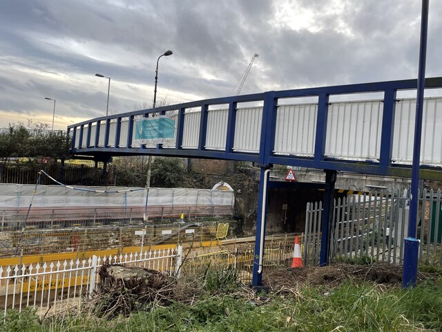 Walkway bridge over Botley Road © Mrs W J Sutherland cc-by-sa/2.0 ...