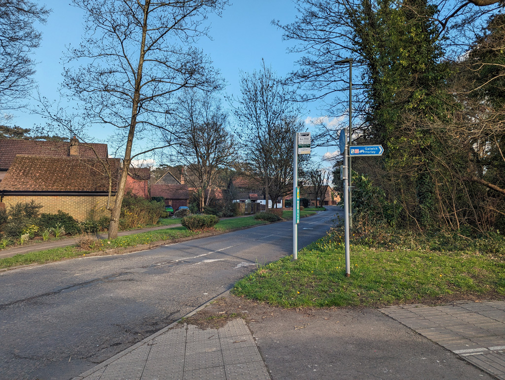 Wheatfield Way Central bus stop, Horley © Robin Webster cc-by-sa/2.0 ...