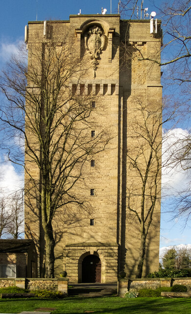 Lincoln : water tower © Jim Osley cc-by-sa/2.0 :: Geograph Britain and ...