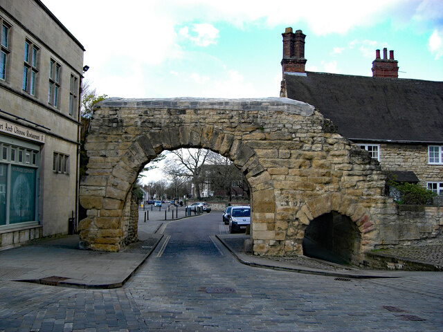 Lincoln : Newport Arch, Bailgate © Jim Osley :: Geograph Britain and ...