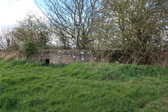 Pillbox on the old Sea Bank © Hugh Venables cc-by-sa/2.0 :: Geograph ...