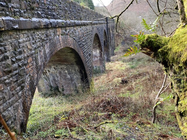 Northern flank of Cymmer viaduct © Alan Hughes cc-by-sa/2.0 :: Geograph ...