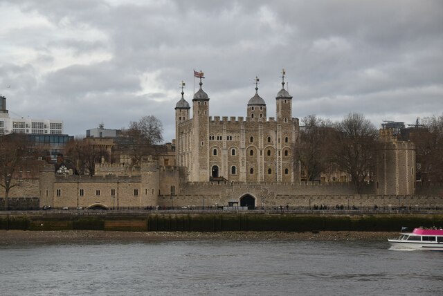 Tower of London © N Chadwick cc-by-sa/2.0 :: Geograph Britain and Ireland