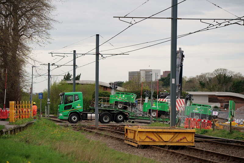 Tramlink © Peter Trimming cc-by-sa/2.0 :: Geograph Britain and Ireland