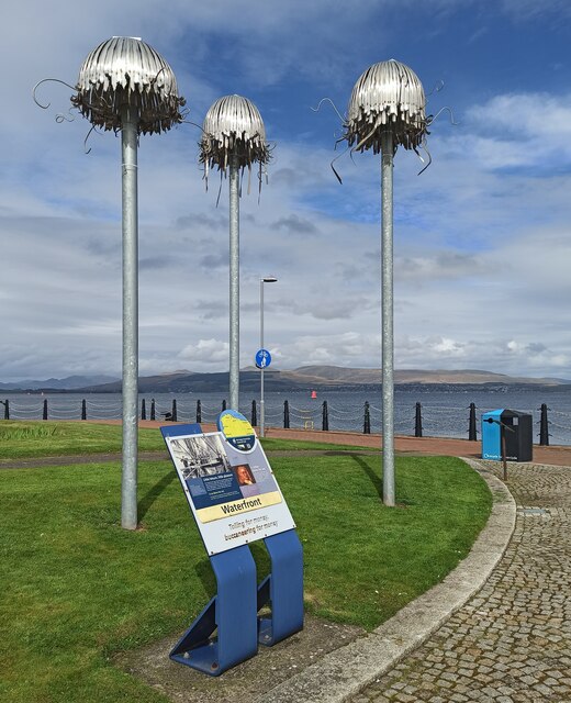 Jellyfish sculpture at Greenock... © Thomas Nugent cc-by-sa/2.0 ...