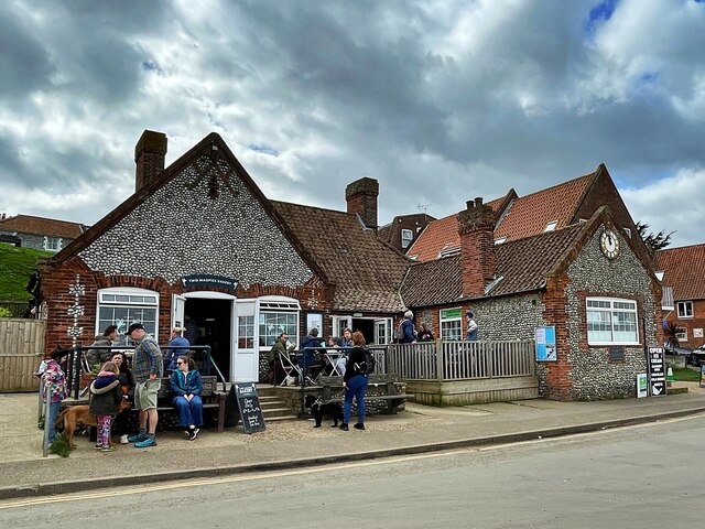 Two Magpies Bakery © Graham Hogg cc-by-sa/2.0 :: Geograph Britain and ...