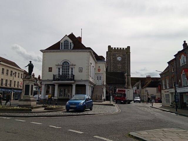 Wallingford war memorial and the Town... © Bikeboy cc-by-sa/2.0 ...