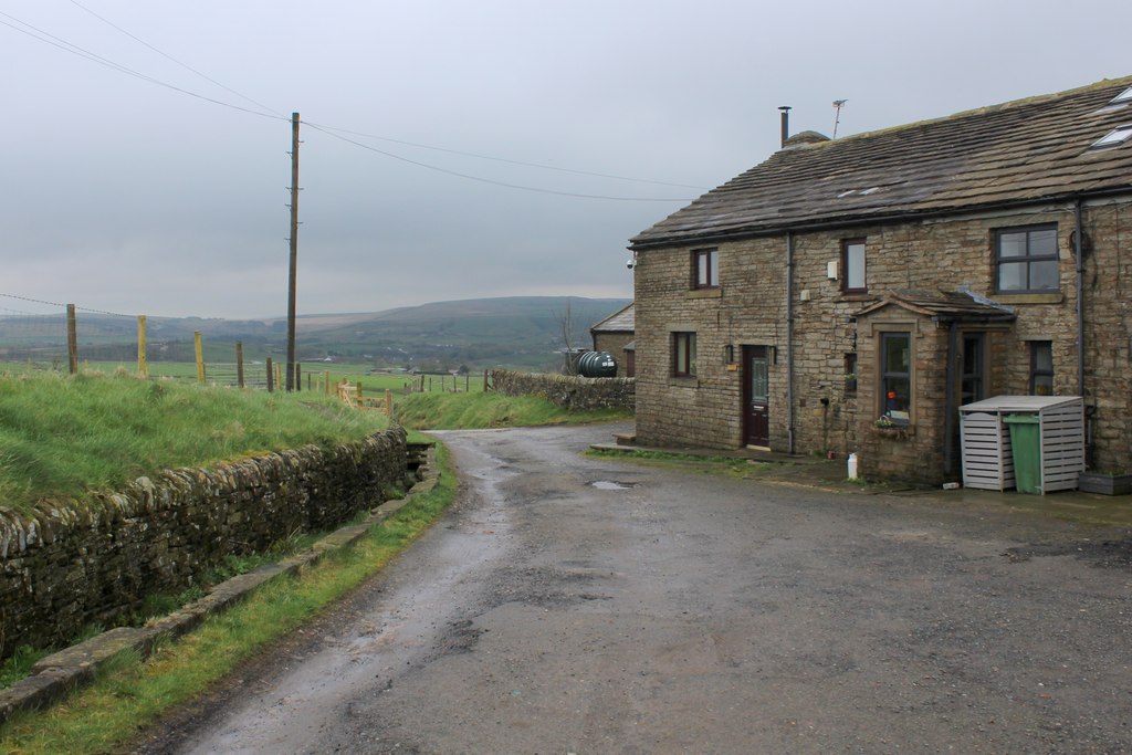 Passing Lower Wheat Head Farm © Chris Heaton ccbysa/2.0 Geograph