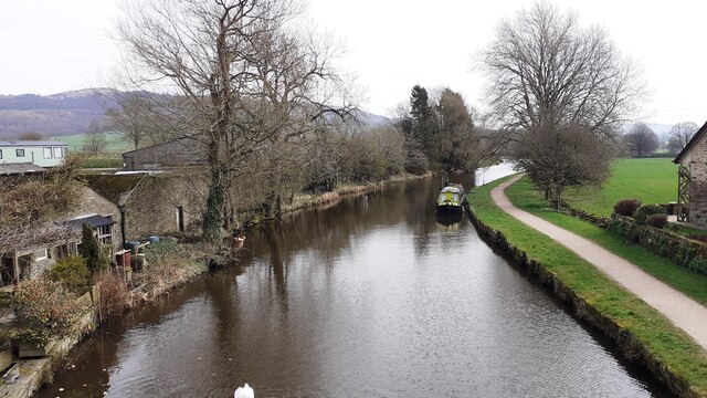 View East Along Leeds & Liverpool Canal © Roger Templeman 