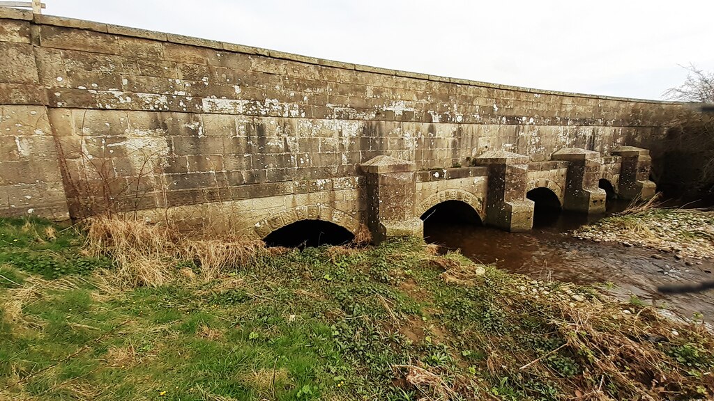 Aqueduct Taking Leeds & Liverpool Canal © Roger Templeman Cc-by-sa 2 