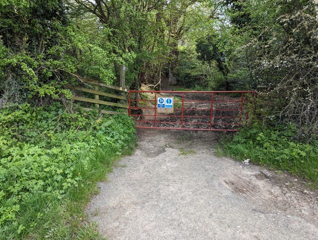 Start of the bridleway to Moreton © TCExplorer cc-by-sa/2.0 :: Geograph ...