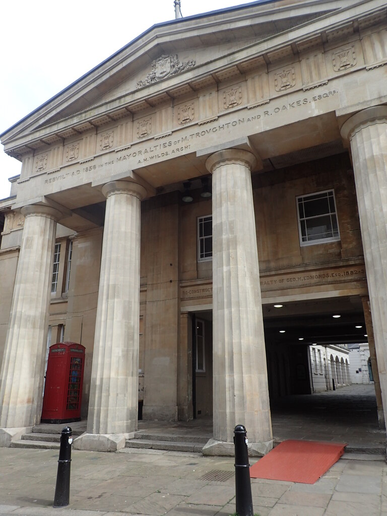 Portico in Gravesend © Marathon cc-by-sa/2.0 :: Geograph Britain and ...