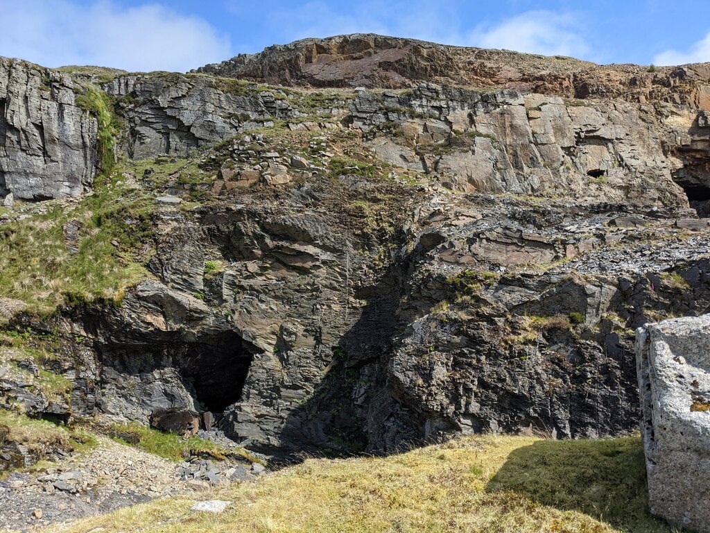 The rock walls of Foel-gron Quarry © David Medcalf cc-by-sa/2.0 ...