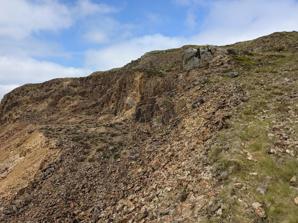 Quarried walls on Y Garnedd © David Medcalf cc-by-sa/2.0 :: Geograph ...