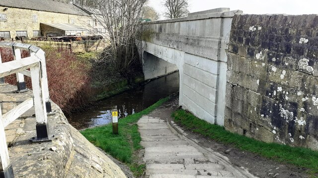 Leeds & Liverpool Canal path passing... © Roger Templeman :: Geograph ...