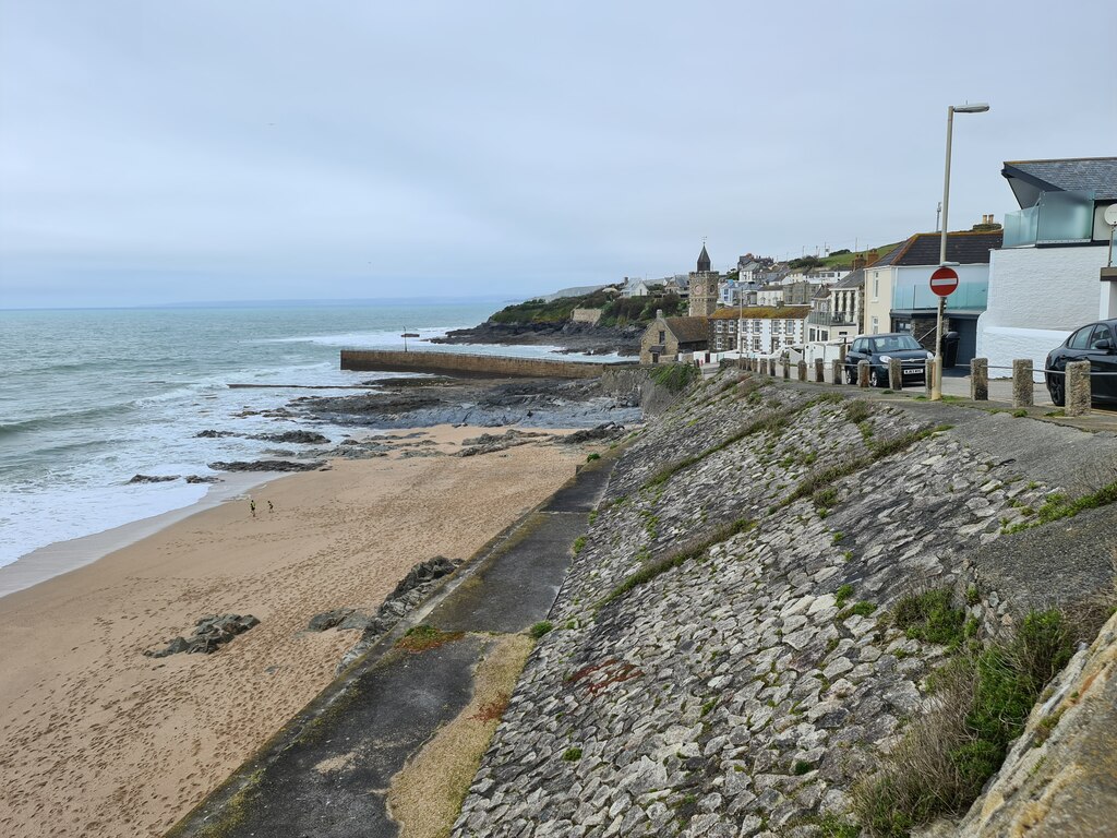 Cliffs south of Porthleven harbour © Chris Morgan cc-by-sa/2.0 ...