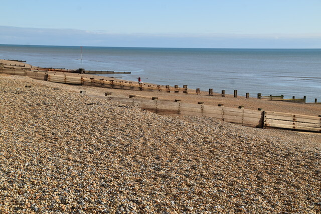 Bexhill Beach © N Chadwick cc-by-sa/2.0 :: Geograph Britain and Ireland