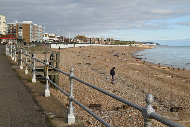 Bexhill Beach © N Chadwick cc-by-sa/2.0 :: Geograph Britain and Ireland