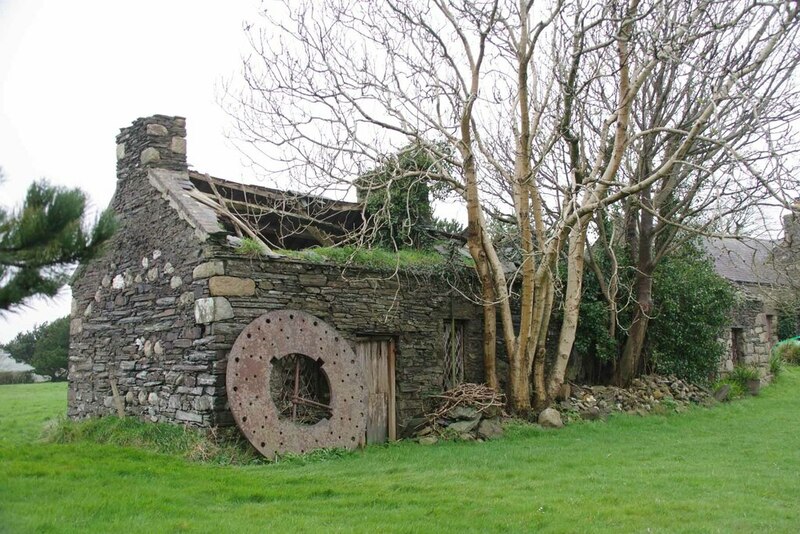 tholtan-by-the-ballasalla-road-glyn-baker-cc-by-sa-2-0-geograph