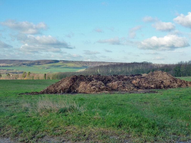 Muck heap by Little Olantigh Road, Wye © Robin Webster cc-by-sa/2.0 ...