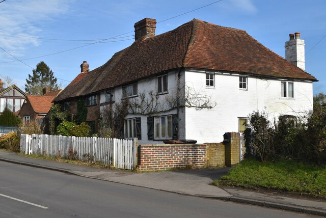 Cottages, Nutley © N Chadwick cc-by-sa/2.0 :: Geograph Britain and Ireland