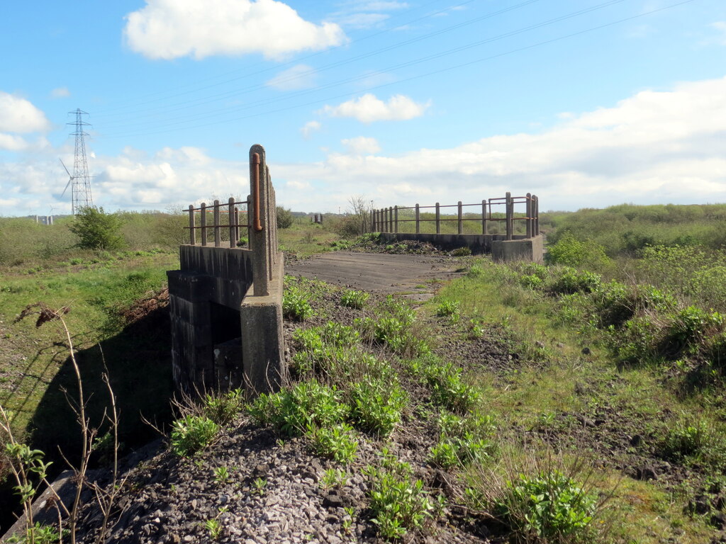 Hen bont reilffordd / Disused railway... © Alan Richards cc-by-sa/2.0 ...