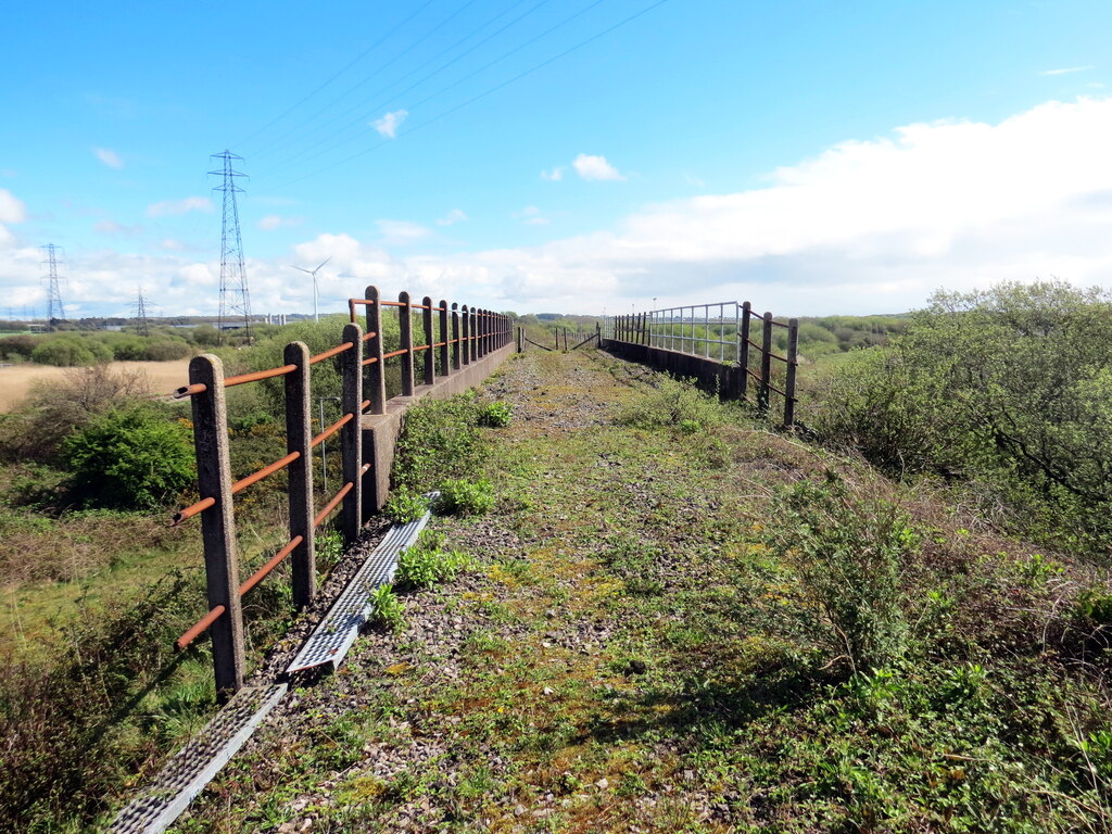 Hen bont reilffordd / Disused railway... © Alan Richards cc-by-sa/2.0 ...