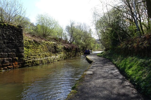 Canal near bridge 61 © DS Pugh cc-by-sa/2.0 :: Geograph Britain and Ireland