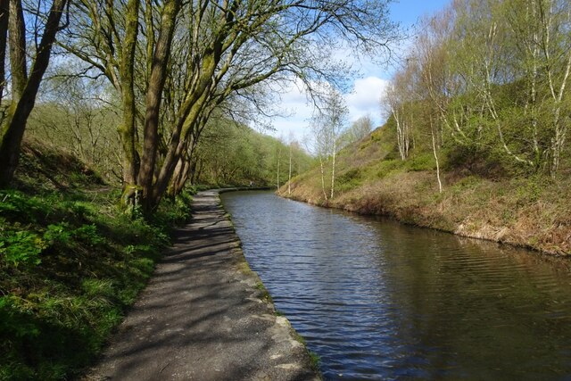 Canal west of Marsden © DS Pugh cc-by-sa/2.0 :: Geograph Britain and ...