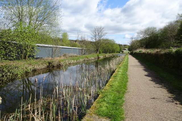 Canal beside Colne Vale Road © DS Pugh cc-by-sa/2.0 :: Geograph Britain ...