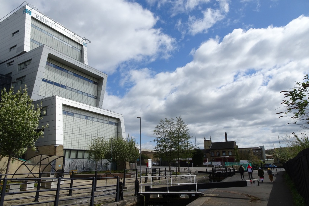 Lock 3E and Kirklees College © DS Pugh cc-by-sa/2.0 :: Geograph Britain ...