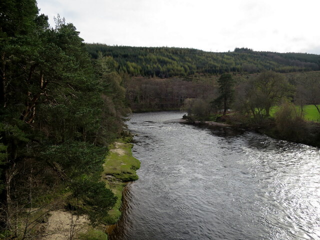 An upstream view of the Spey from the... © Des Colhoun cc-by-sa/2.0 ...