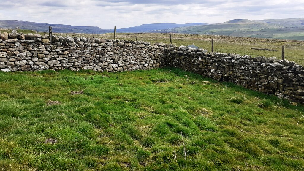 Moorland view over junction of dry stone... © Luke Shaw :: Geograph ...