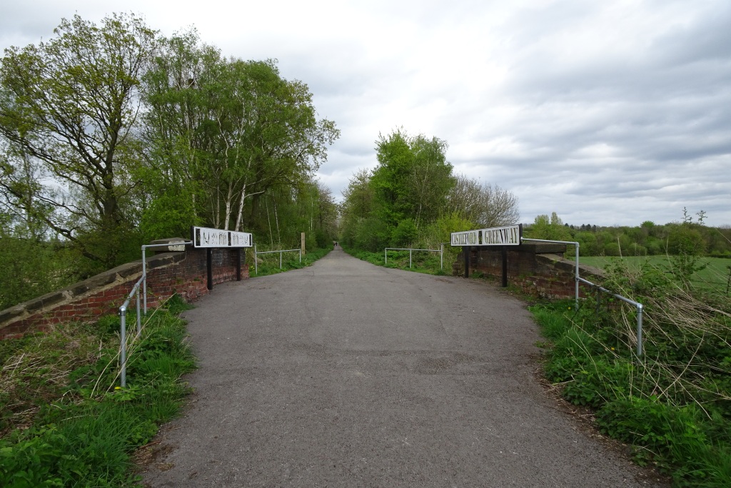 Crossing a bridge on the Castleford... © DS Pugh cc-by-sa/2.0 ...