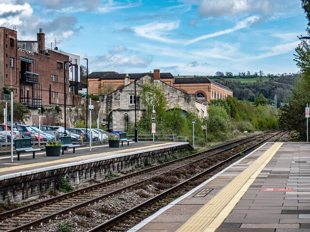 Stroud station © John Lucas cc-by-sa/2.0 :: Geograph Britain and Ireland