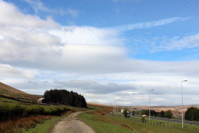 Farm Track beside the M62 © Chris Heaton cc-by-sa/2.0 :: Geograph ...