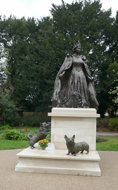 Statue of Queen Elizabeth II, Oakham © Jonathan Thacker cc-by-sa/2.0 ...