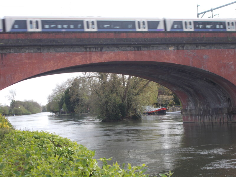 Great Western train passing over the... © Peter S cc-by-sa/2.0 ...