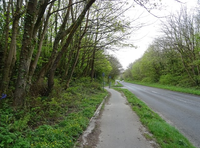 National Cycle route 5 beside London... © JThomas cc-by-sa/2.0 ...