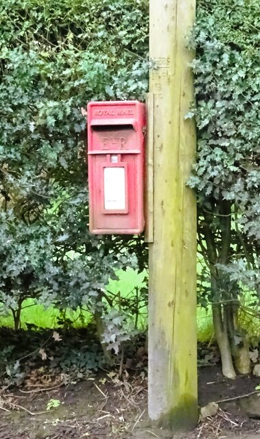 Elizabeth II postbox on High Street,... © JThomas cc-by-sa/2.0 ...