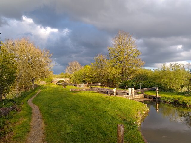 Benham Lock © Oscar Taylor cc-by-sa/2.0 :: Geograph Britain and Ireland