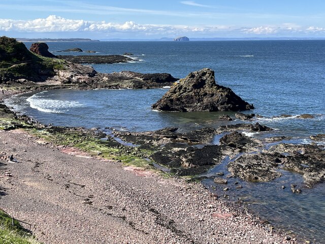 The Doo Rock at Dunbar © Jennifer Petrie cc-by-sa/2.0 :: Geograph ...