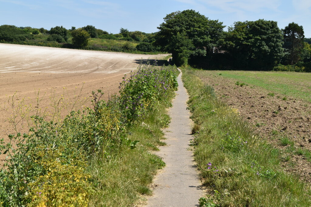 St Peter's Footpath © N Chadwick cc-by-sa/2.0 :: Geograph Britain and ...