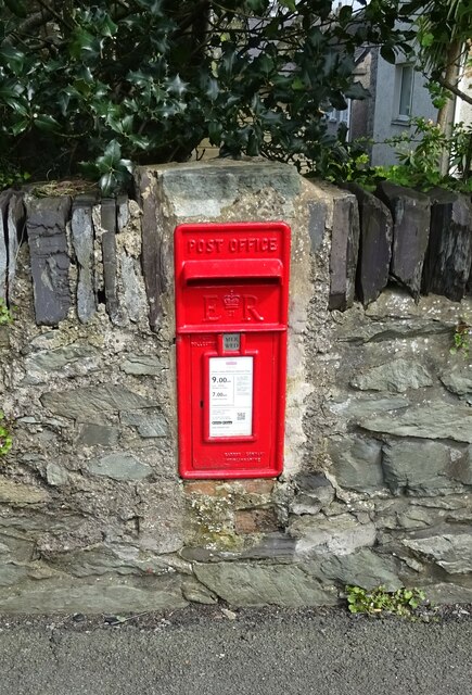 Elizabeth II postbox on Llandegai Road,... © JThomas :: Geograph ...