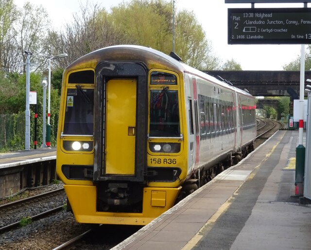 Flint Railway Station © JThomas cc-by-sa/2.0 :: Geograph Britain and ...