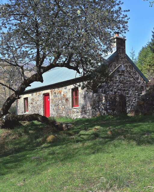 Gleann Dubh-lighe Bothy © Raibeart MacAoidh cc-by-sa/2.0 :: Geograph ...